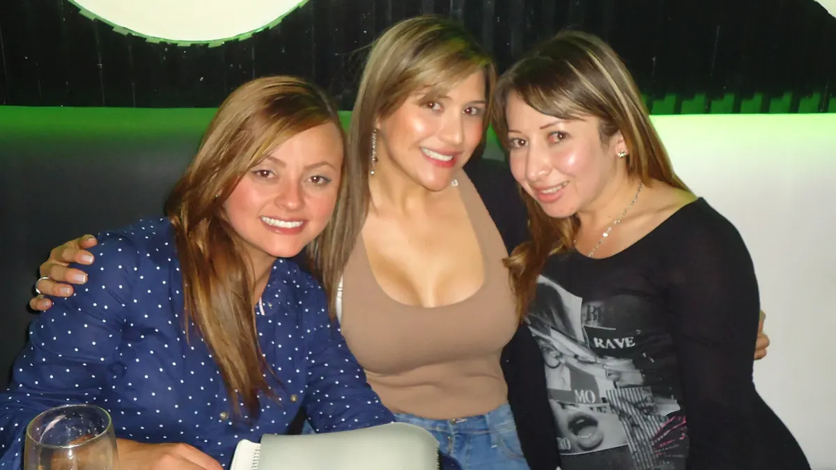 Tres amigas sonriendo en Kapikas