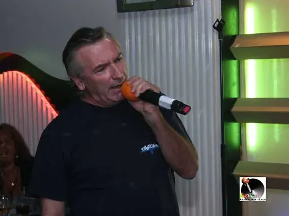 Un cliente cantando con pasión