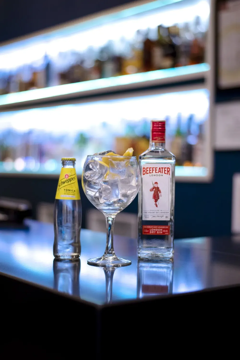 Gin-tonic servido en la barra