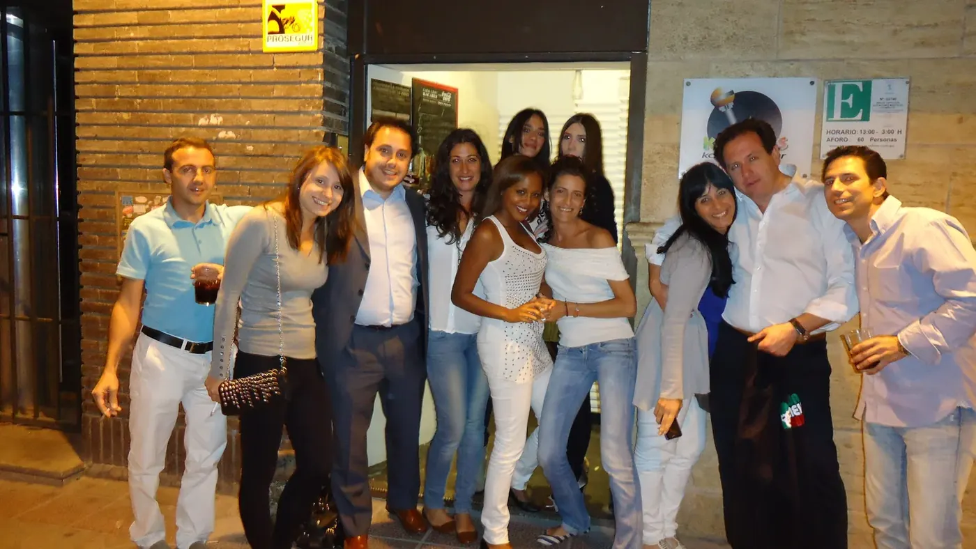 Grupo de amigos celebrando en Kapikas