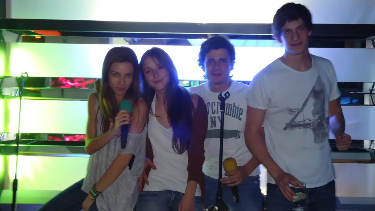Grupo de jóvenes cantando juntos