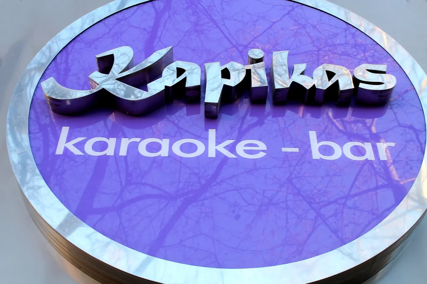 Letrero luminoso de Kapikas karaoke-bar