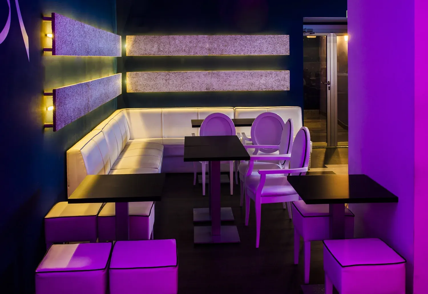 Sala privada de Kapikas con sillones morados