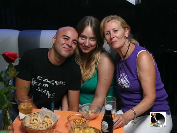 Amigos en una mesa con aperitivos