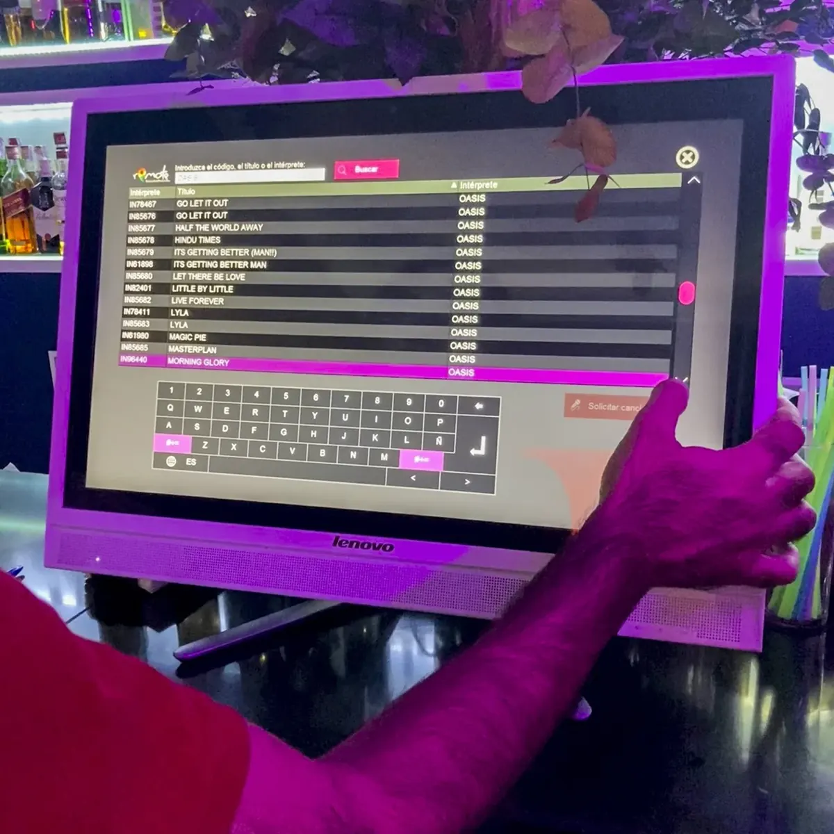 Pantalla táctil del karaoke con el buscador de canciones