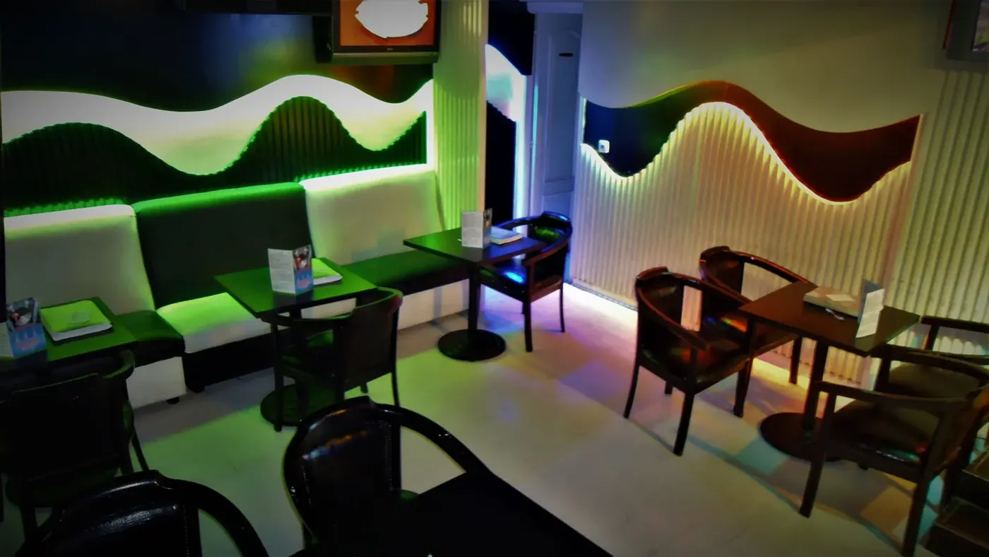 Sala del karaoke con luces verdes