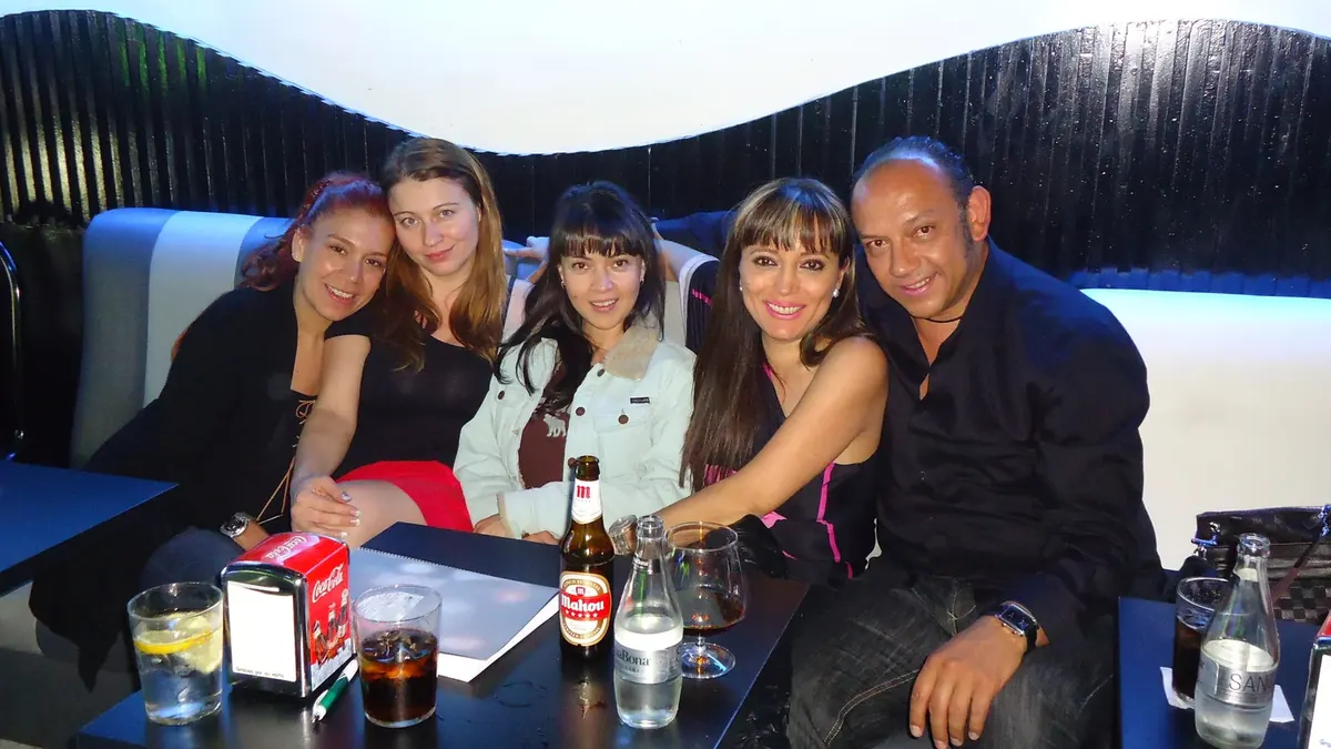 Compañeros sentados en los sofás del karaoke